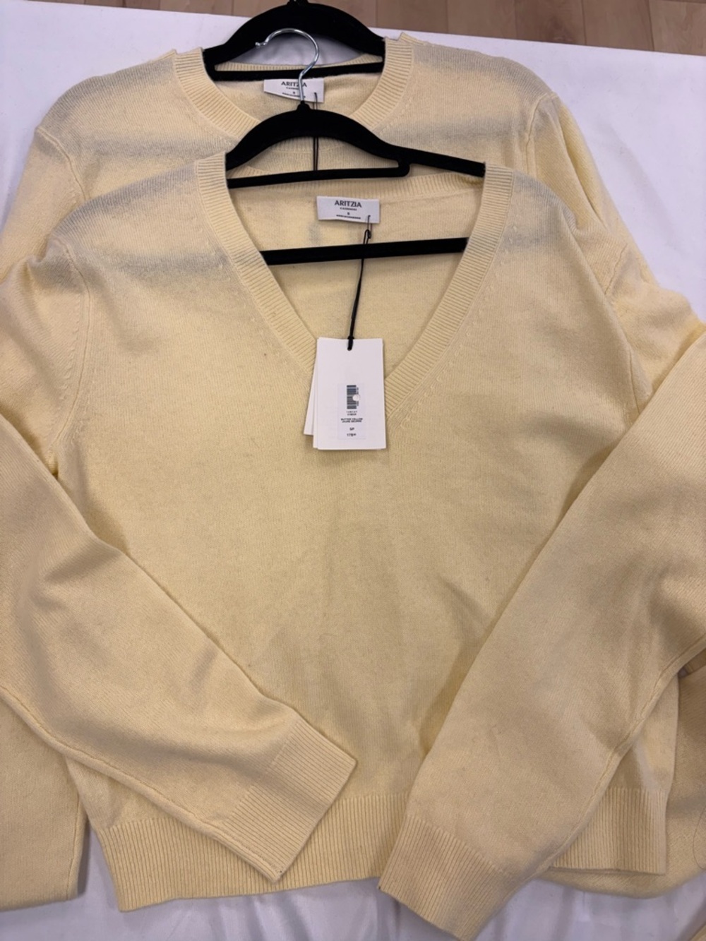 NWT aritzia vneck cashmere